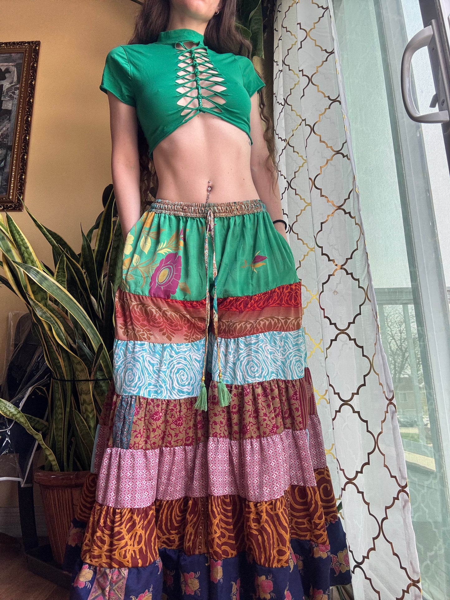 GREEN MOCK NECK BRAIDED CROP TEE