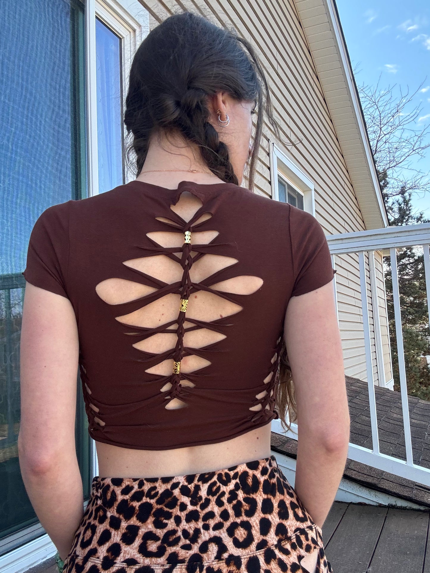 BROWN BRAIDED CROP TEE