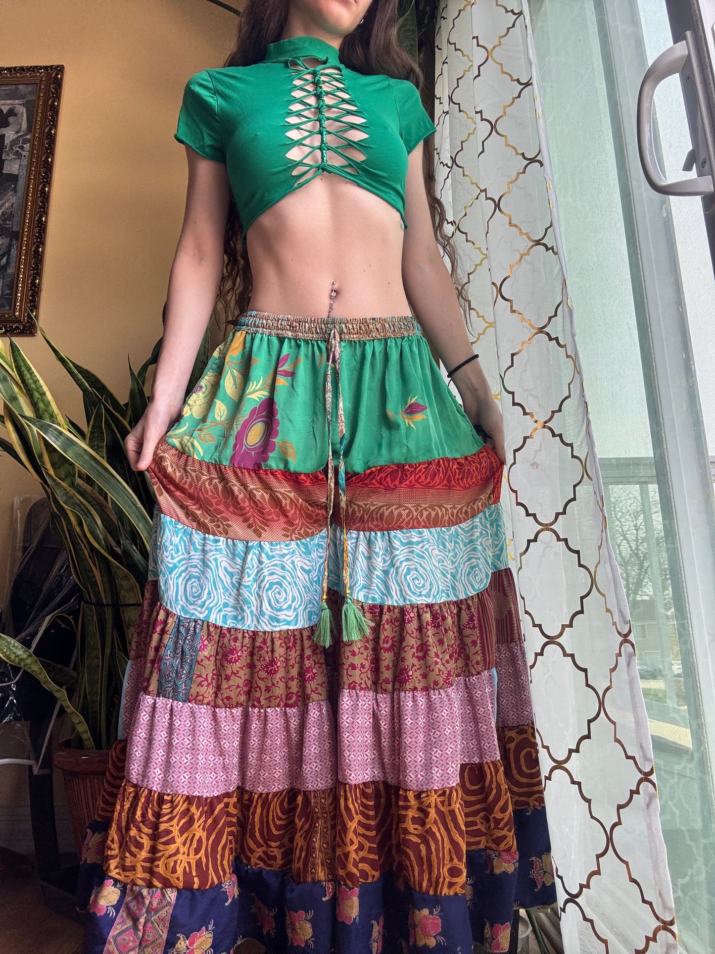 GREEN MOCK NECK BRAIDED CROP TEE